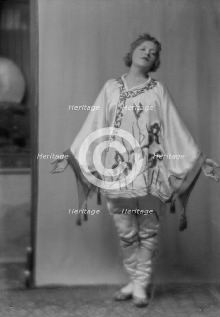 Murray, Mae, Miss, portrait photograph, 1915 May 4. Creator: Arnold Genthe.