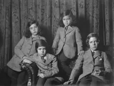 Murray, J.B., Mrs., children of, portrait photograph, 1929 Dec. 15. Creator: Arnold Genthe