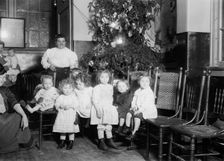 N.Y.C. lodging house -- Xmas tree, between c1910 and c1915. Creator: Bain News Service