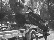 Notre Artillerie d'Assaut; La Replique de Foch: Au Sud-ouest de Soissons; embarquement..., 1918. Creator: Unknown
