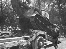 Notre Artillerie d'Assaut; La Replique de Foch: Au Sud-ouest de Soissons; embarquement..., 1918. Creator: Unknown