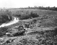 Notre Artillerie dans les lignes Allemandes; un groupe francais de 75 en batterie, le soir..., 1918 Creator: Unknown