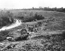 Notre Artillerie dans les lignes Allemandes; un groupe francais de 75 en batterie, le soir..., 1918 Creator: Unknown