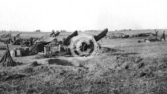 'Notre Artillerie dans les lignes Allemandes; batteries amercaines de 155, en position de..., 1918. Creator: Unknown.