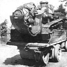 Notre Artillerie d'Assaut; La Replique de Foch: Au Sud-ouest de Soissons; Hisse sur la..., 1918. Creator: Unknown