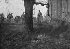 Notre attaque du 16 avril 1917; le depart d'une vague d'assaut 1917. Creator: Unknown