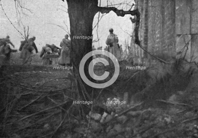 'Notre attaque du 16 avril 1917; le depart d'une vague d'assaut', 1917. Creator: Unknown.
