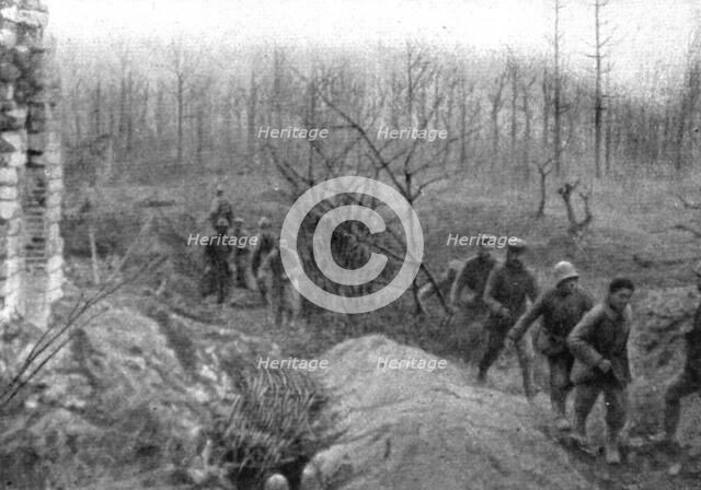 'Notre attaque du 16 avril 1917; Premiers prisonniers courant vers l'arriere', 1917. Creator: Unknown.