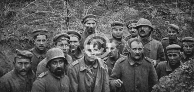 'Notre attaque du 16 avril 1917; Prisonniers dans un boyau, au Godat, a l'Ouest de Reims..., 1917. Creator: Unknown.