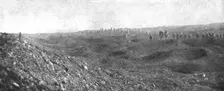 Notre attaque du 24 octobre 1916; Continuant leur progression, les vagues d'assaut traversent la Pe Creator: Unknown