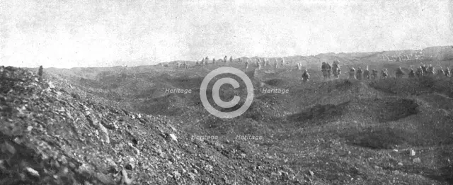 'Notre attaque du 24 octobre 1916; Continuant leur progression, les vagues d'assaut traversent la Pe Creator: Unknown.