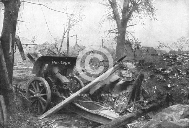'Notre avance poursuivie; Obusier allemand trouve par nos troupes a Herbecourt..., 1916 (1924) Creator: Unknown.