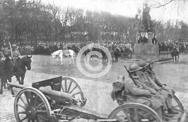 'Notre entrée a Metz; Les troupes francaises defilent, 19 novembre 1918, sur l'esplanade de..., 1918 Creator: Unknown.
