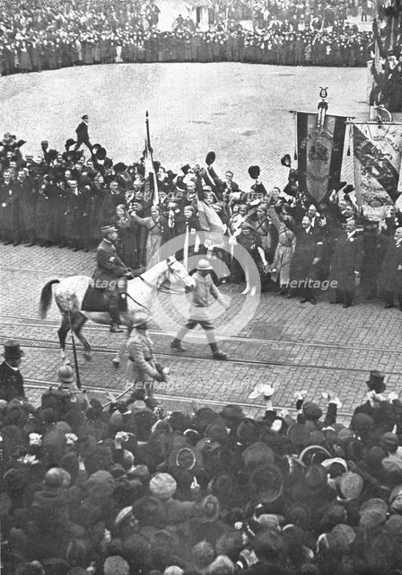 'Notre entrée a Strasbourg; En tete de ses troupes, le general Gouraud', 1918. Creator: Unknown.