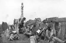 Notre offensive d'Artois; la compagnie a recu l'ordre de tenir dans le cimetiere 1915. Creator: Unknown