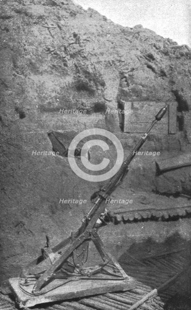 'Notre offensive d'Artois; un fusil lance-grenades, tout charge, abandonne par les allemands', 1915 Creator: Unknown.