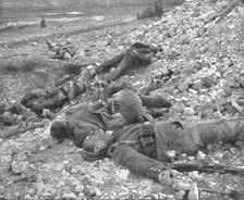 Notre offensive du 15 decembre 1916; Cadavres allemands 1916. Creator: Unknown