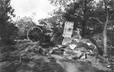 Notre offensive du 15 decembre 1916; Artilleurs allemands tuers a leur piece 1916. Creator: Unknown
