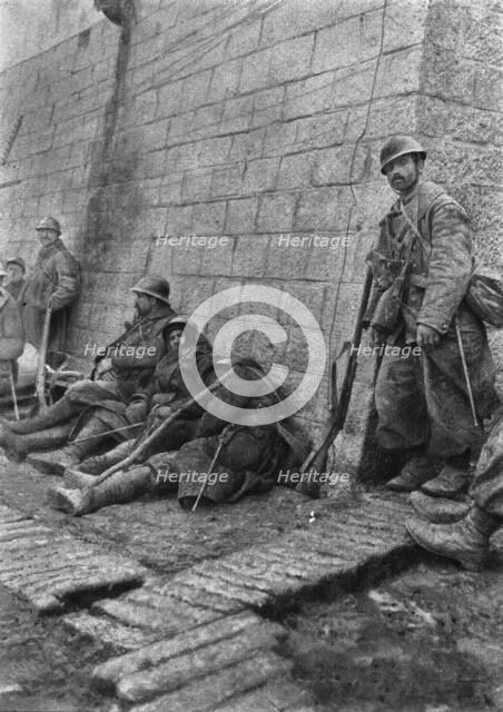 'Notre offensive du 15 decembre 1916; Trois des notres eclopes, avaient refuse de se laisser evacuer Creator: Unknown.