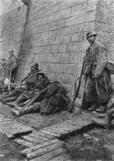 Notre offensive du 15 decembre 1916; Trois des notres eclopes, avaient refuse de se laisser evacuer Creator: Unknown