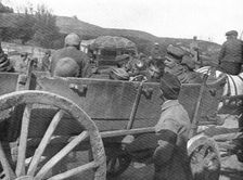 Notre offensive d'Artois; Des prisonniers allemands blesses en charrette a Mont-Saint-Eloi 1915. Creator: Unknown