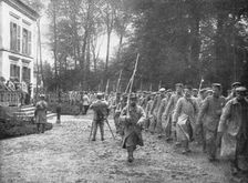 Notre offensive d'Artois; Prisonniers defilant devant l'etat-major de la division 1915. Creator: Unknown