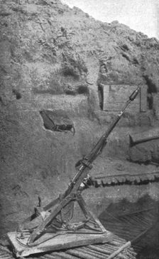 Notre offensive d'Artois; un fusil lance-grenades, tout charge, abandonne par les allemands 1915 Creator: Unknown