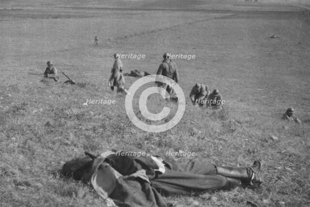 'Notre offensive en Macedoine; Apres avoir mis pied a terre, les cavaliers serbes se deploient en li Creator: Unknown.