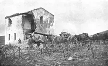 Notre offensive en Macedoine; L'artillerie lourde francaise arrivant devant la premiere maison de G Creator: Unknown