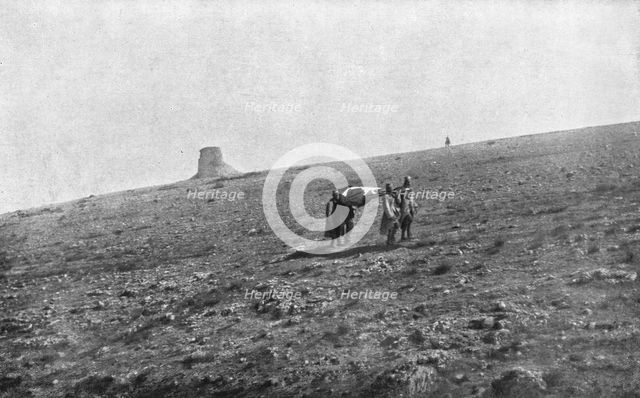 'Notre offensive en Macedoine; La releve des blesses au col de Gornitchevo, a l'Ouest du lac d'Ostro Creator: Unknown.