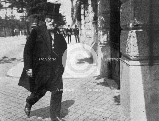 'Nouveau Ministere en Italie; La crise ministerielle en Italie. M. Boselli revenant de Villa...,1916 Creator: Unknown.