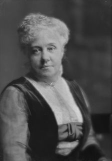 Norden, C., Mrs., portrait photograph, 1915. Creator: Arnold Genthe