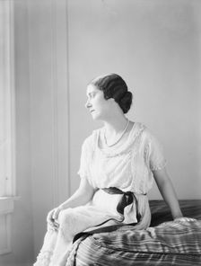 Norman, D., Mrs., portrait photograph, 1925 July 22. Creator: Arnold Genthe