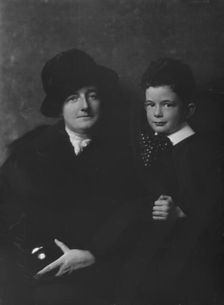 Norris, Charles G., Mrs., and son, portrait photograph, between 1913 and 1942. Creator: Arnold Genthe