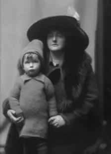 Norris, Charles G., Mrs., and son, portrait photograph, between 1913 and 1942. Creator: Arnold Genthe