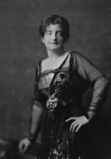 Norris, Charles G., Mrs., portrait photograph, between 1913 and 1942. Creator: Arnold Genthe