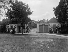 North (Texas) lodge gate, Mt. Vernon, Va., between 1900 and 1915. Creator: Unknown