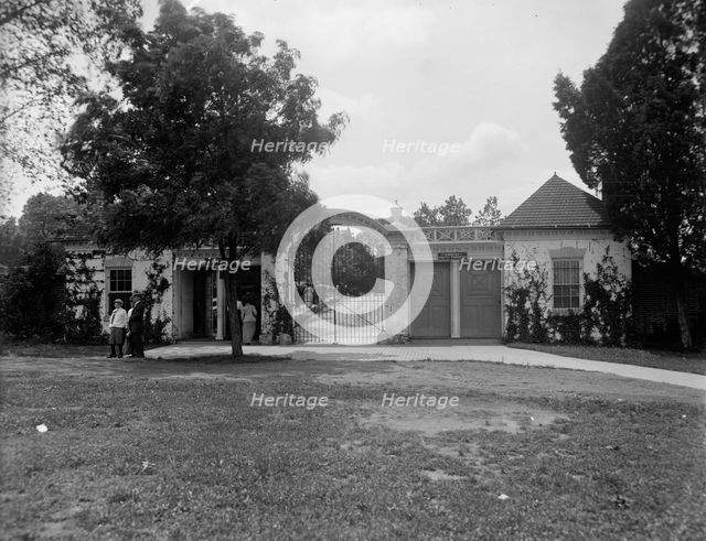 North (Texas) lodge gate, Mt. Vernon, Va., between 1900 and 1915. Creator: Unknown.