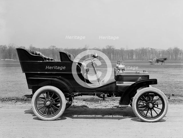 Northern Manufacturing Company car, between 1900 and 1905. Creator: Unknown.