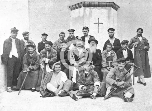 'Nos marins blesses pendant les journees des 1er et 2 decembre, en traitement a..., 1916. Creator: Unknown.