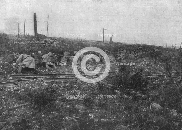 'Nos officiers et nos soldats au combat; dans la Somme, pres de la terme du Bois Labe..., 1916. Creator: Unknown.