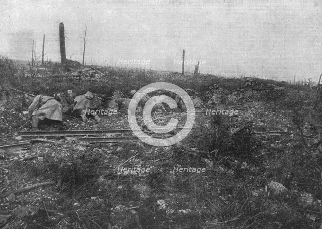'Nos officiers et nos soldats au combat; dans la Somme, pres de la terme du Bois Labe..., 1916. Creator: Unknown.