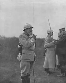 Nos Preux; La veille de l'offensive de la Somme, le general en chef a voulu voir les..., 1916. Creator: Unknown