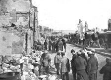 Nos regions Devastees; Juste retour de choses: des Allemands prisonniers 1914. Creator: Unknown