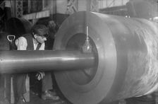 Navy Yard, U.S., Washington - Boring Breech of 14 Inch Gun, 1917. Creator: Harris & Ewing