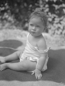 Nadelman baby, seated outdoors, 1923 July 12. Creator: Arnold Genthe