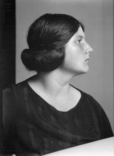 Nadelman, Mrs., portrait photograph, 1923 July 12. Creator: Arnold Genthe
