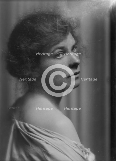 Naetting, Mrs., portrait photograph, 1915 July 6. Creator: Arnold Genthe.