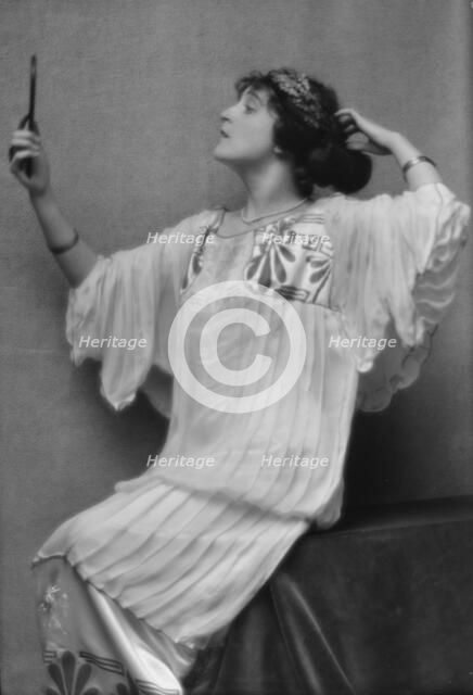 Namara-Toye, Mme., portrait photograph, 1912. Creator: Arnold Genthe.