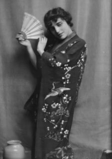 Namara-Toye, Mme., portrait photograph, 1912. Creator: Arnold Genthe